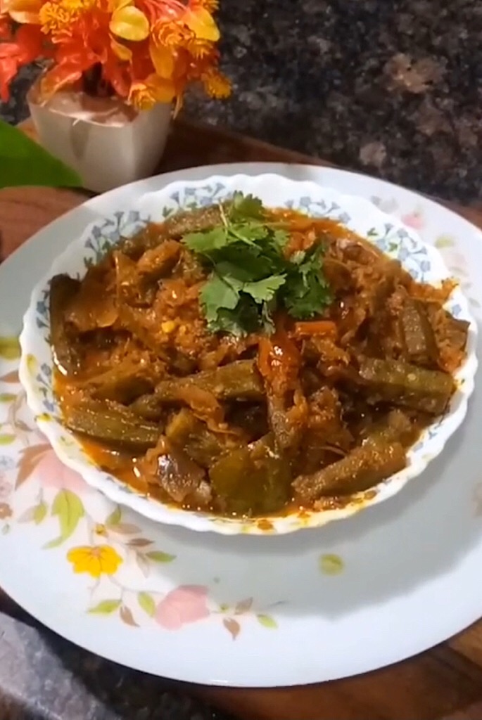 Simple and easy tasty Bhindi sabji recipe with gravy curry