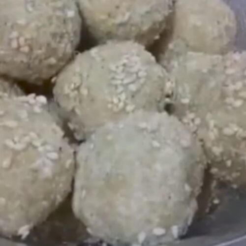 Til khoya aur nariyal Wale ladoo