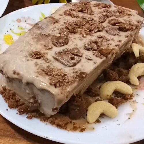 Chocolate malai kulfi with biscuits