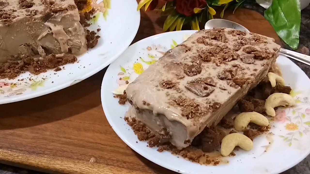 Chocolate malai ice cream with biscuits