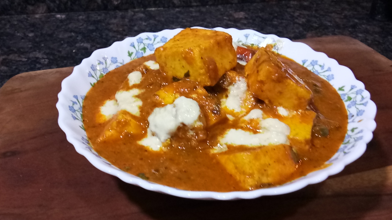 How is paneer lababdar different from paneer shahi butter masala